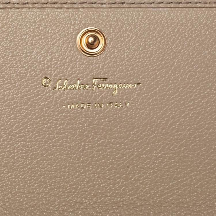 Pre Owned Salvatore Ferragamo Beige Leather Double Gancio Continental Wallet