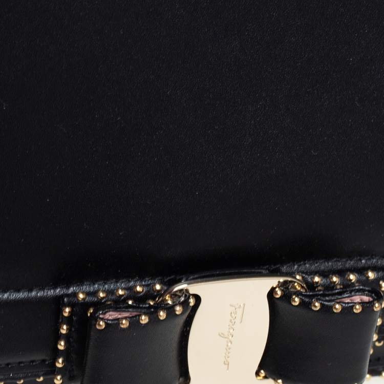 Pre Owned Salvatore Ferragamo Black Leather Vara RW Flap Shoulder Bag