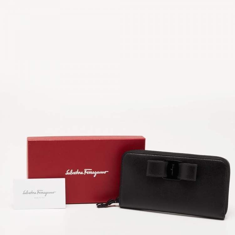 Pre Owned Salvatore Ferragamo Black Leather Vara Bow Zip Around Wallet