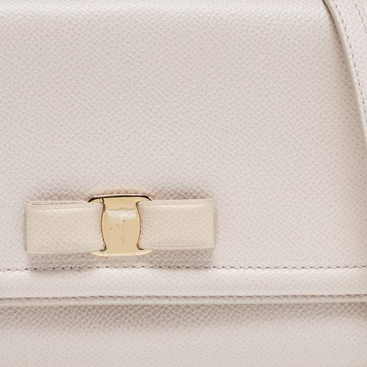مملوكة مسبقًا Salvatore Ferragamo Light Pink Leather Vara Bow Wallet on Chain 
