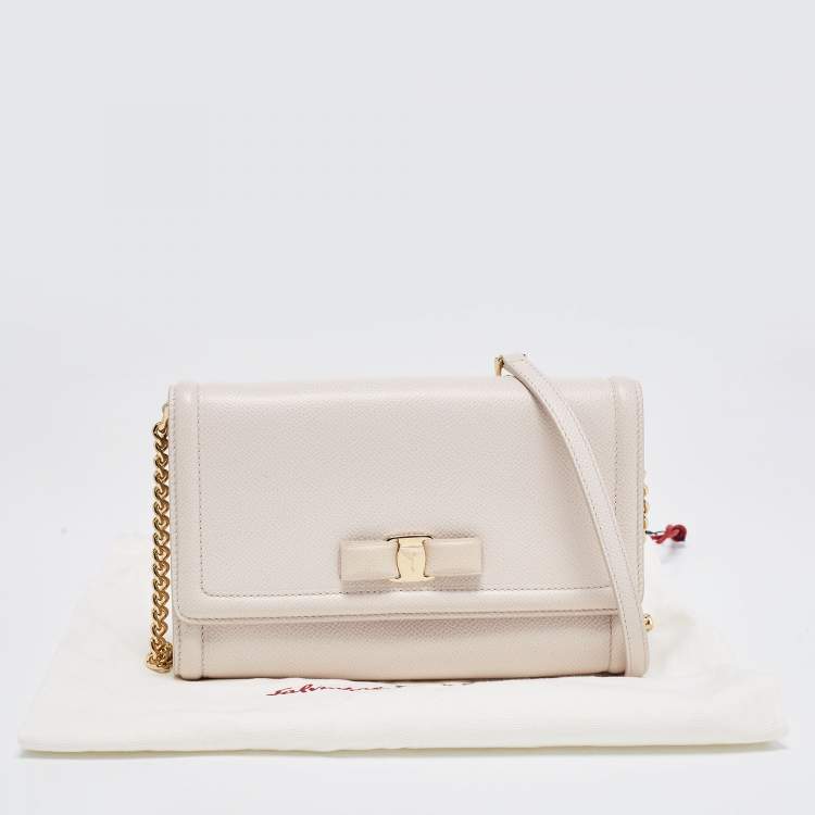 مملوكة مسبقًا Salvatore Ferragamo Light Pink Leather Vara Bow Wallet on Chain 