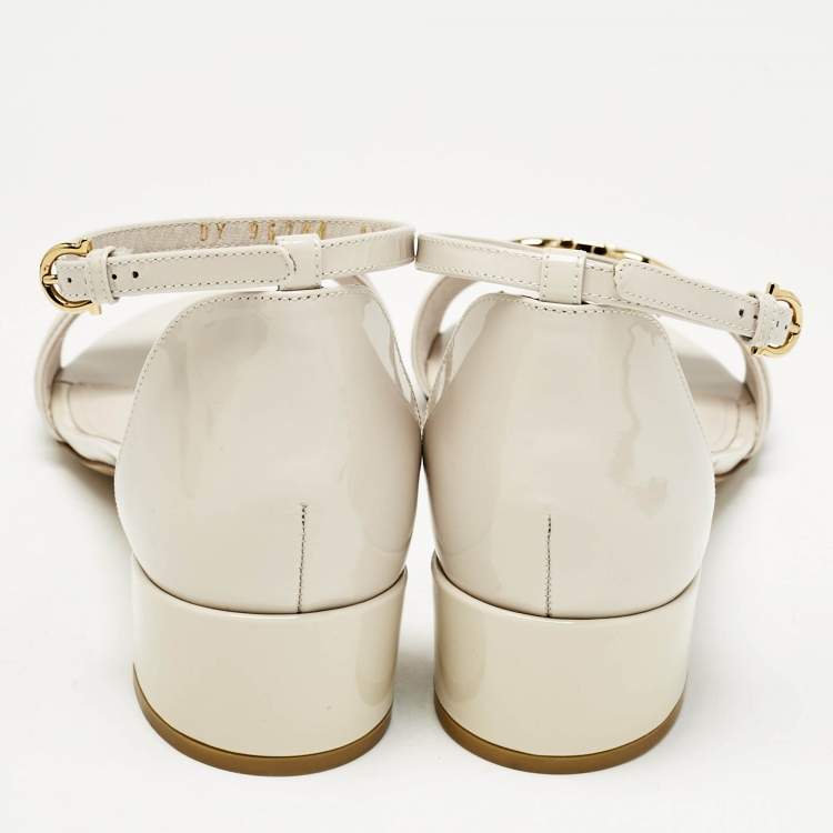 مملوكة مسبقًا Salvatore Ferragamo Cream Patent Leather Como Ankle Strap Sandals Size 39