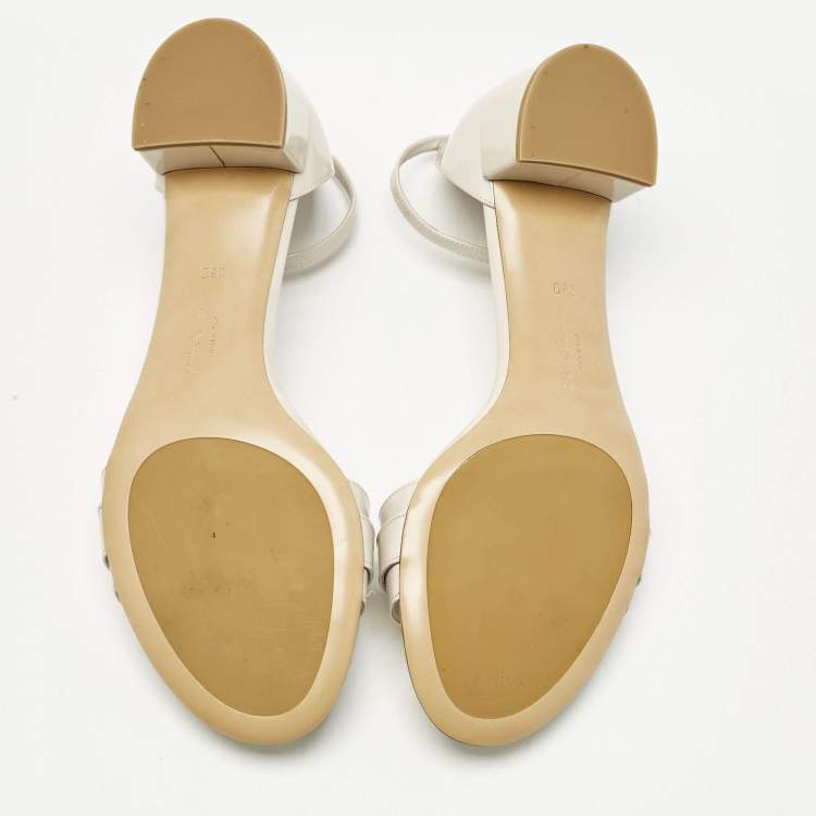 مملوكة مسبقًا Salvatore Ferragamo Cream Patent Leather Como Ankle Strap Sandals Size 39