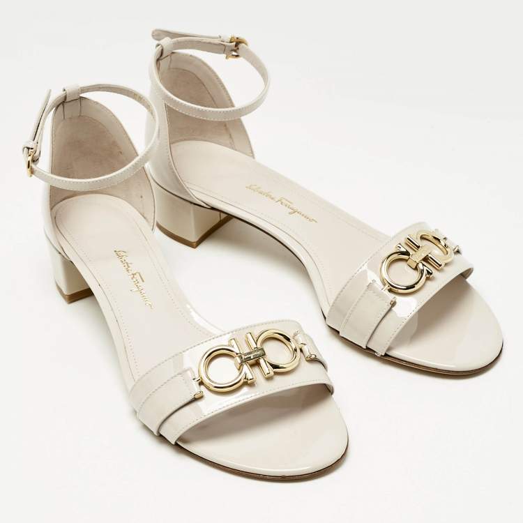 مملوكة مسبقًا Salvatore Ferragamo Cream Patent Leather Como Ankle Strap Sandals Size 39