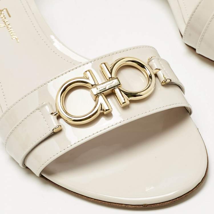 مملوكة مسبقًا Salvatore Ferragamo Cream Patent Leather Como Ankle Strap Sandals Size 39