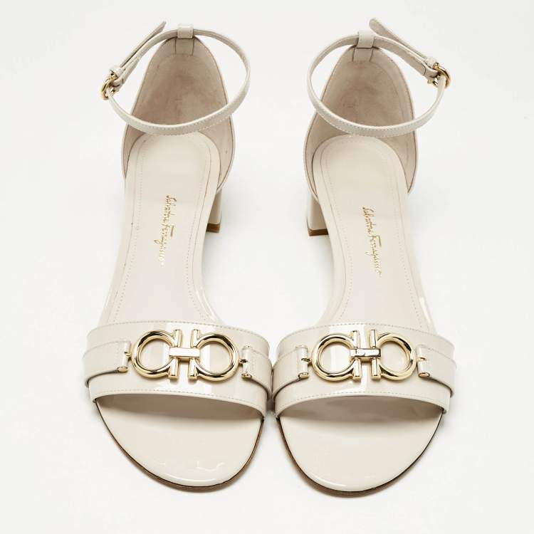 مملوكة مسبقًا Salvatore Ferragamo Cream Patent Leather Como Ankle Strap Sandals Size 39