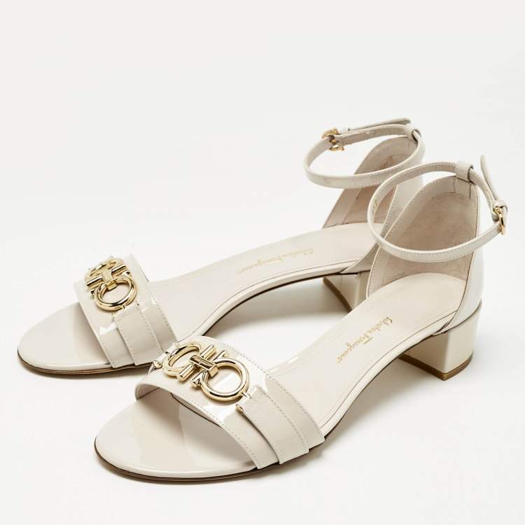 مملوكة مسبقًا Salvatore Ferragamo Cream Patent Leather Como Ankle Strap Sandals Size 39