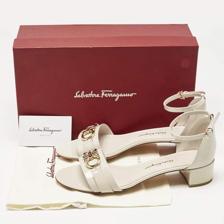 مملوكة مسبقًا Salvatore Ferragamo Cream Patent Leather Como Ankle Strap Sandals Size 39