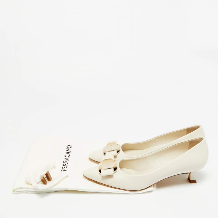 Pre Owned Salvatore Ferragamo Cream Leather Vara Plate Pumps Size 39.5