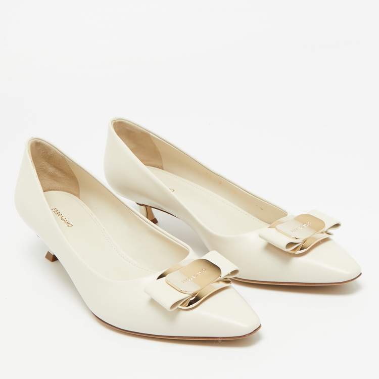 Pre Owned Salvatore Ferragamo Cream Leather Vara Plate Pumps Size 39.5