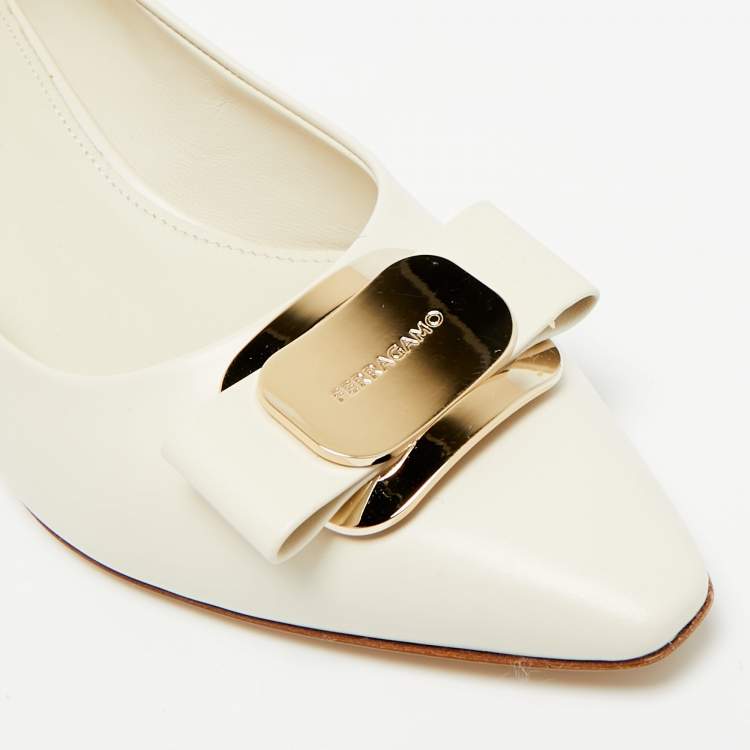 Pre Owned Salvatore Ferragamo Cream Leather Vara Plate Pumps Size 39.5