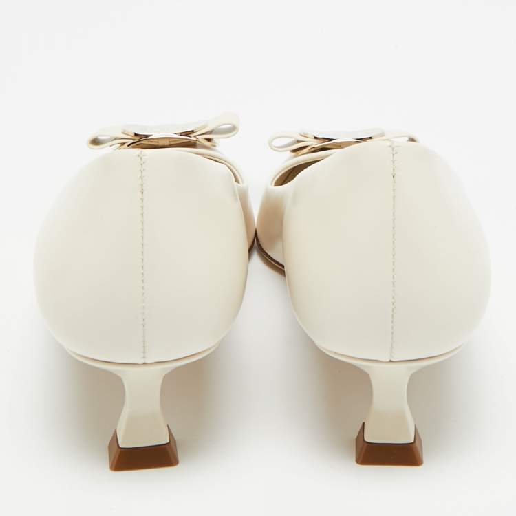Pre Owned Salvatore Ferragamo Cream Leather Vara Plate Pumps Size 39.5