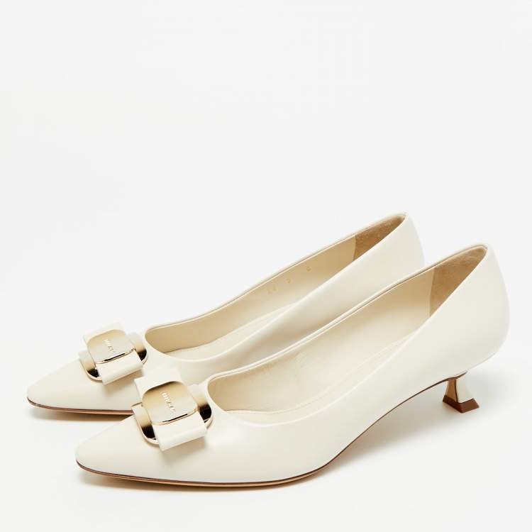 Pre Owned Salvatore Ferragamo Cream Leather Vara Plate Pumps Size 39.5