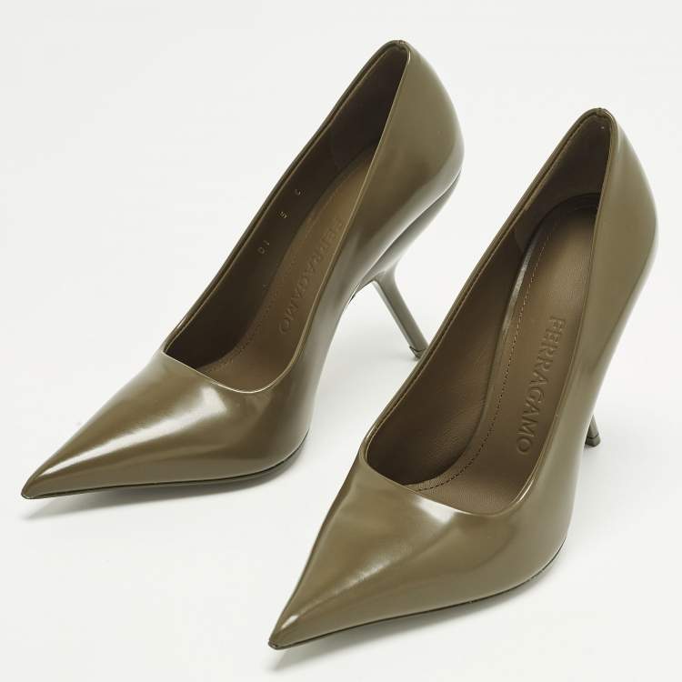 مملوكة مسبقًا Salvatore Ferragamo Size 35.5 Green Leather Pointed Toe Pumps