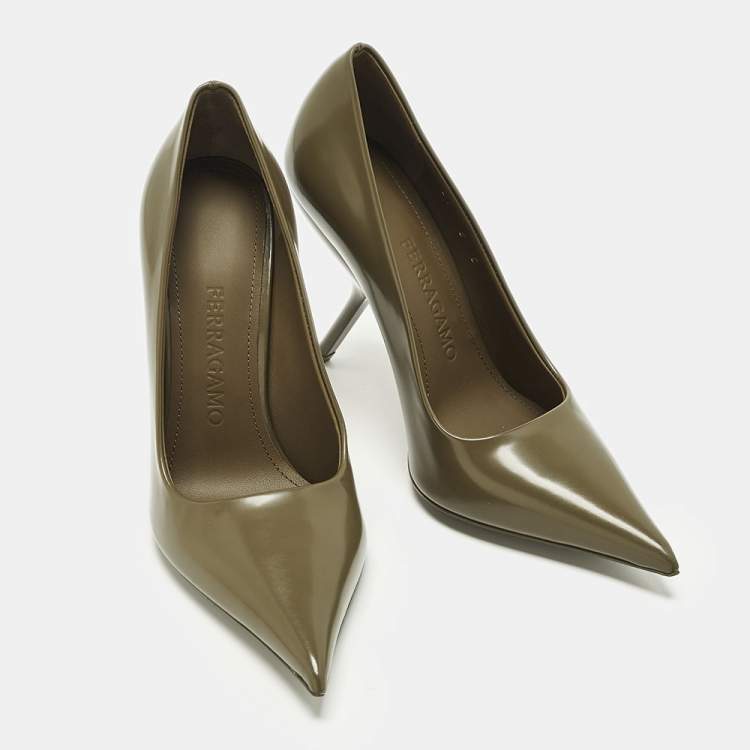 مملوكة مسبقًا Salvatore Ferragamo Size 35.5 Green Leather Pointed Toe Pumps