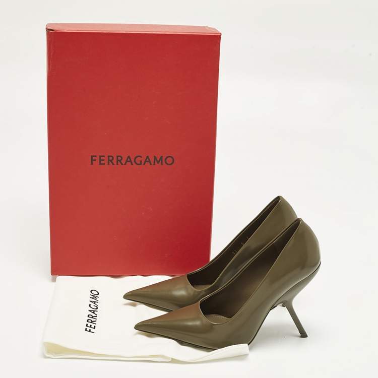 مملوكة مسبقًا Salvatore Ferragamo Size 35.5 Green Leather Pointed Toe Pumps