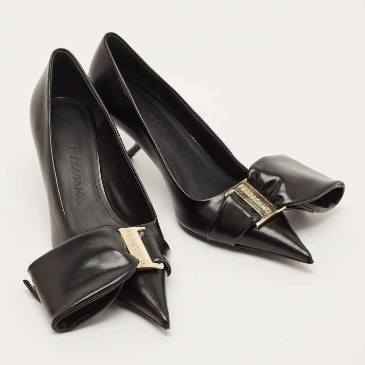 Pre Owned Salvatore Ferragamo Erica Size 37 Black Leather Pumps