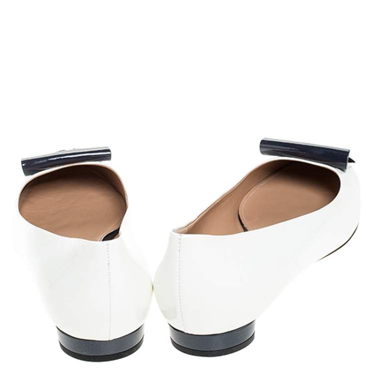 مملوكة مسبقًا Salvatore Ferragamo White/Navy Blue Patent Leather Posi Ballet Flats Size 40.5