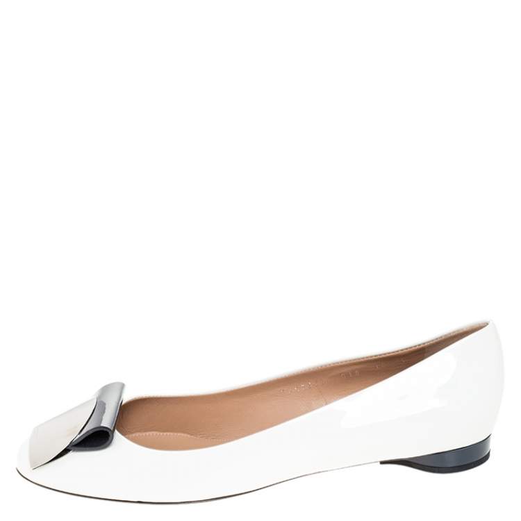 مملوكة مسبقًا Salvatore Ferragamo White/Navy Blue Patent Leather Posi Ballet Flats Size 40.5