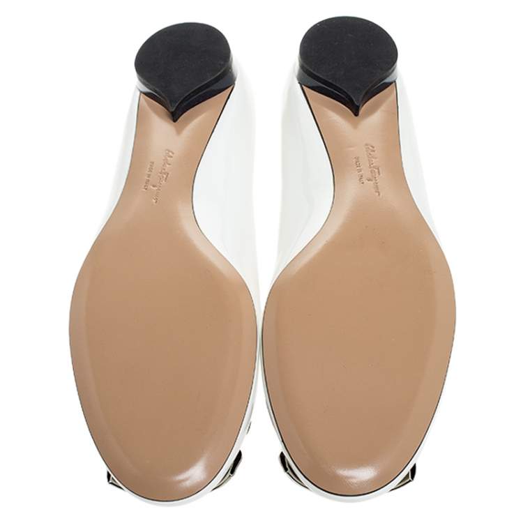 مملوكة مسبقًا Salvatore Ferragamo White/Navy Blue Patent Leather Posi Ballet Flats Size 40.5