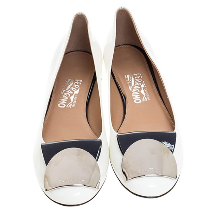مملوكة مسبقًا Salvatore Ferragamo White/Navy Blue Patent Leather Posi Ballet Flats Size 40.5