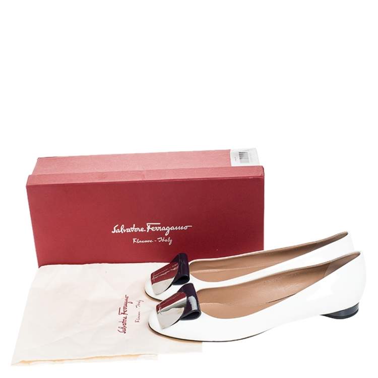 مملوكة مسبقًا Salvatore Ferragamo White/Navy Blue Patent Leather Posi Ballet Flats Size 40.5