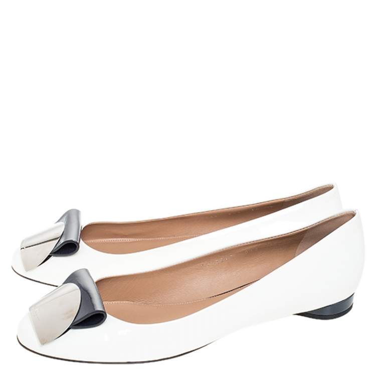 مملوكة مسبقًا Salvatore Ferragamo White/Navy Blue Patent Leather Posi Ballet Flats Size 40.5