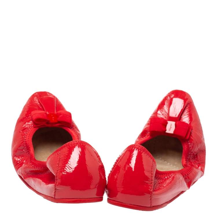 مملوكة مسبقًا Salvatore Ferragamo Red Patent Leather Scrunch Bow Ballet Flats Size 40.5