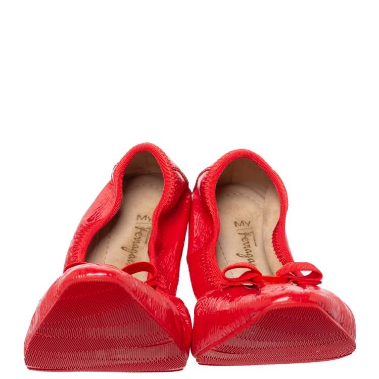 مملوكة مسبقًا Salvatore Ferragamo Red Patent Leather Scrunch Bow Ballet Flats Size 40.5