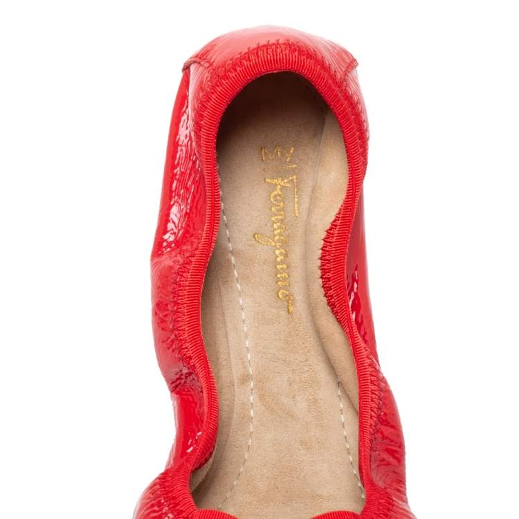 مملوكة مسبقًا Salvatore Ferragamo Red Patent Leather Scrunch Bow Ballet Flats Size 40.5