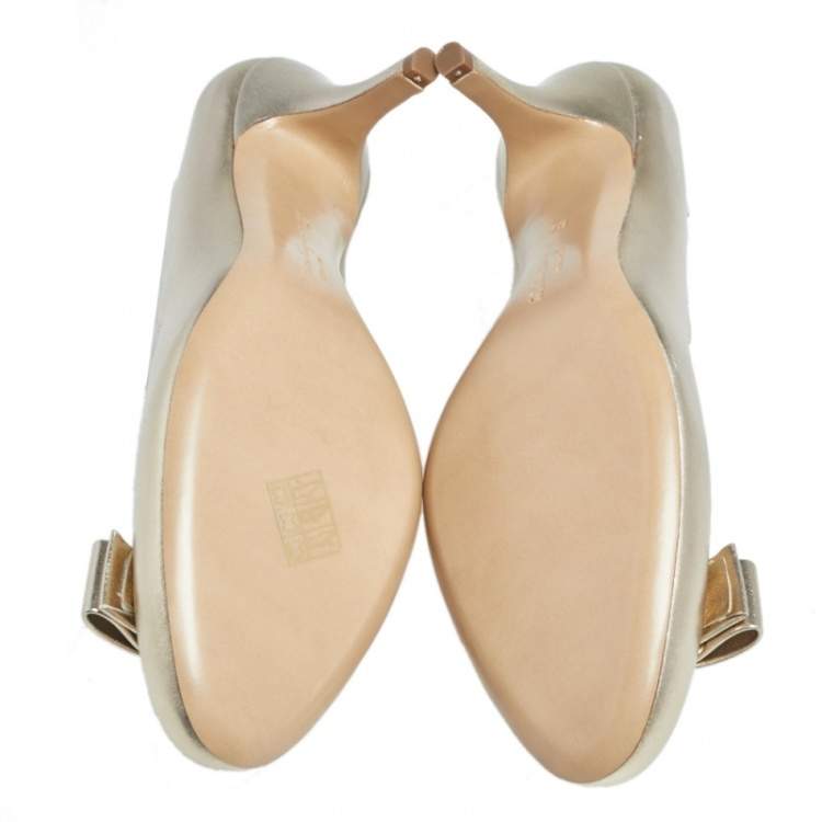 Pre Owned Salvatore Ferragamo Gold Leather Carla Vara Bow Pump Size 37