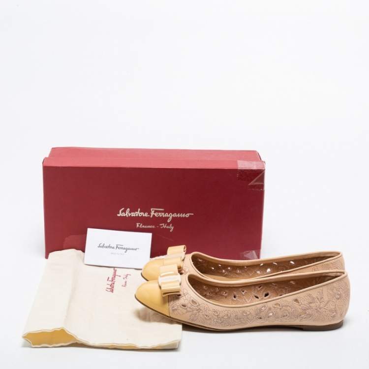 Pre Owned Salvatore Ferragamo Beige Leather and Patent Leather Vara Bow Ballet Flats Size 40.5 