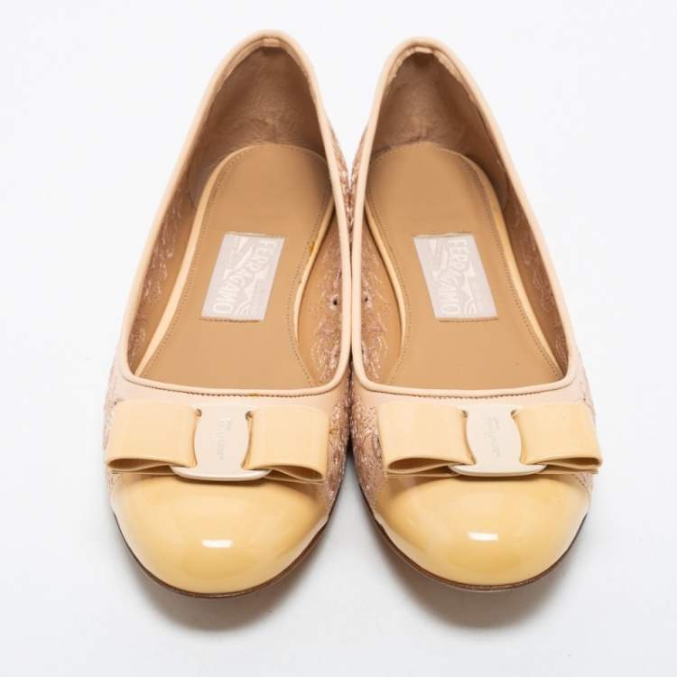 Pre Owned Salvatore Ferragamo Beige Leather and Patent Leather Vara Bow Ballet Flats Size 40.5 