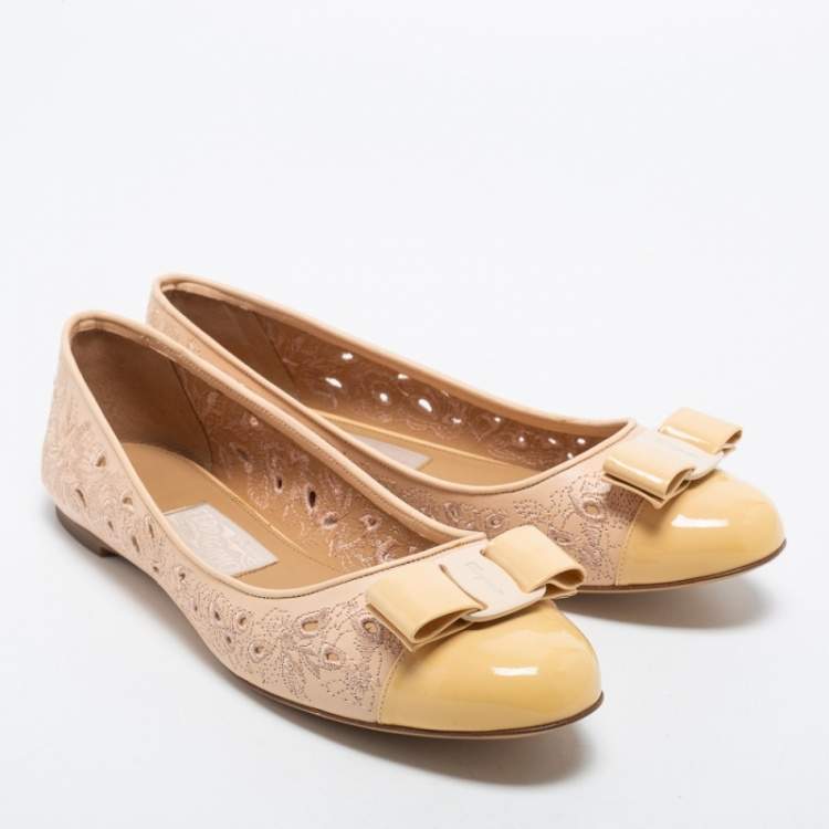 Pre Owned Salvatore Ferragamo Beige Leather and Patent Leather Vara Bow Ballet Flats Size 40.5 