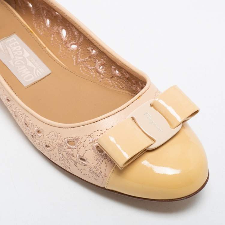 Pre Owned Salvatore Ferragamo Beige Leather and Patent Leather Vara Bow Ballet Flats Size 40.5 