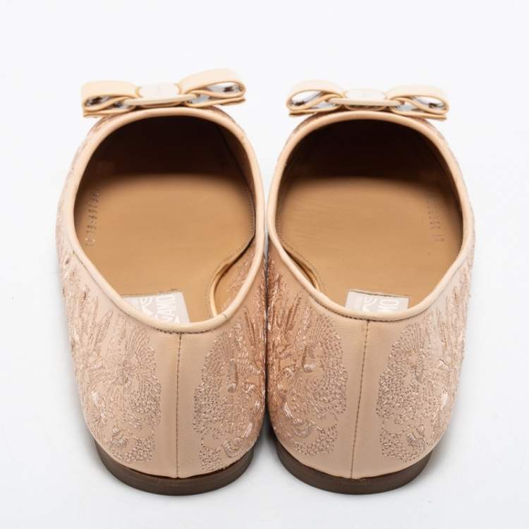 Pre Owned Salvatore Ferragamo Beige Leather and Patent Leather Vara Bow Ballet Flats Size 40.5 