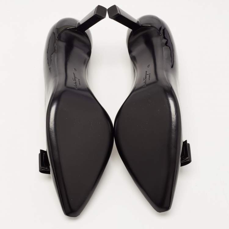مملوكة مسبقًا Salvatore Ferragamo Black Patent Leather Vara Bow Pumps Size 39.5