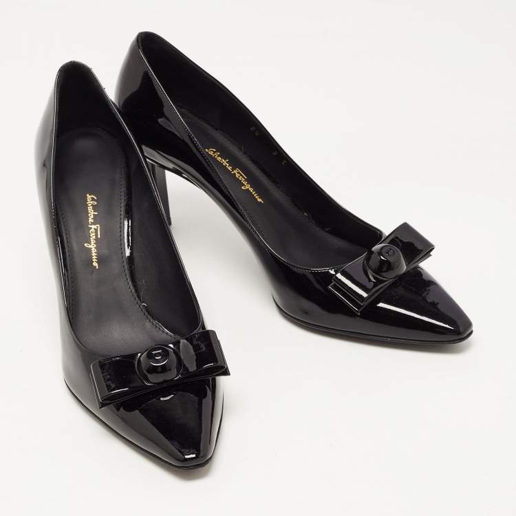 مملوكة مسبقًا Salvatore Ferragamo Black Patent Leather Vara Bow Pumps Size 39.5