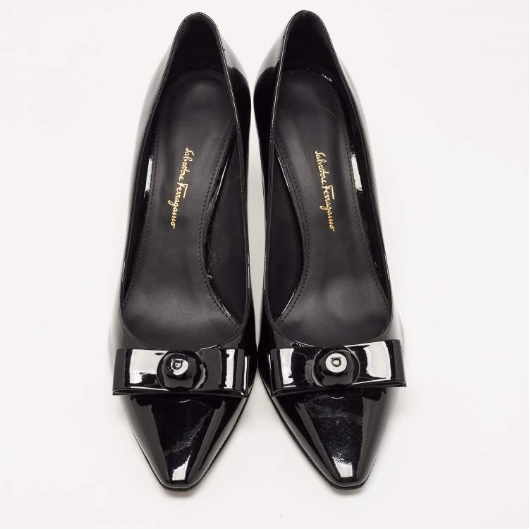 مملوكة مسبقًا Salvatore Ferragamo Black Patent Leather Vara Bow Pumps Size 39.5