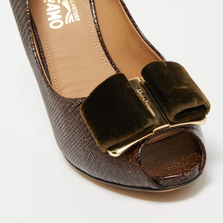 Pre Owned Salvatore Ferragamo Brown Lizard Embossed Leather Vara Bow Peep Toe Pumps Size 41
