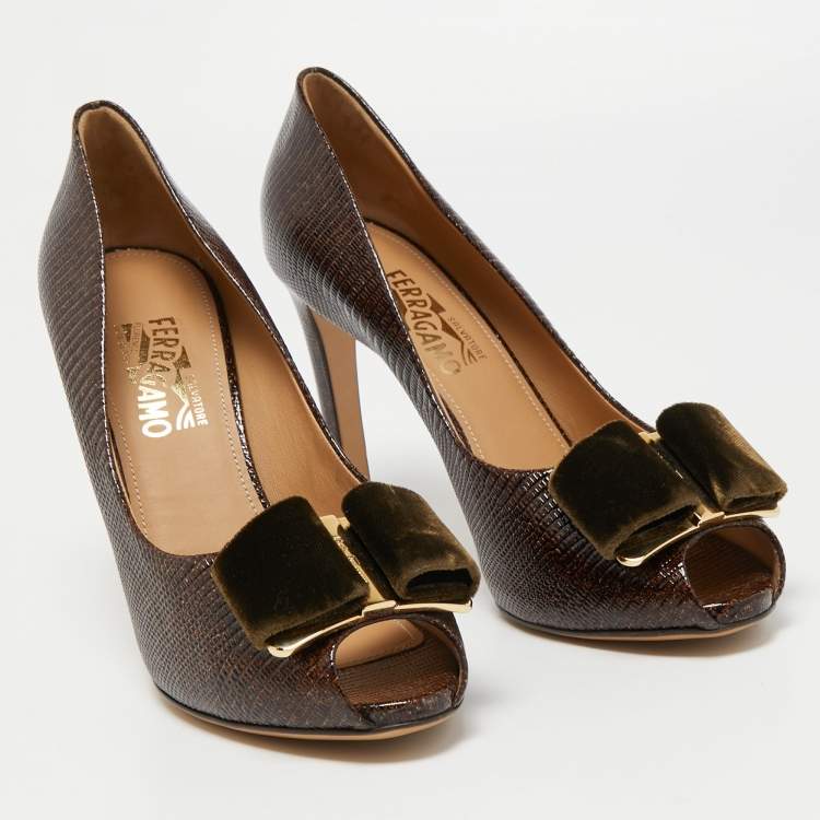 Pre Owned Salvatore Ferragamo Brown Lizard Embossed Leather Vara Bow Peep Toe Pumps Size 41