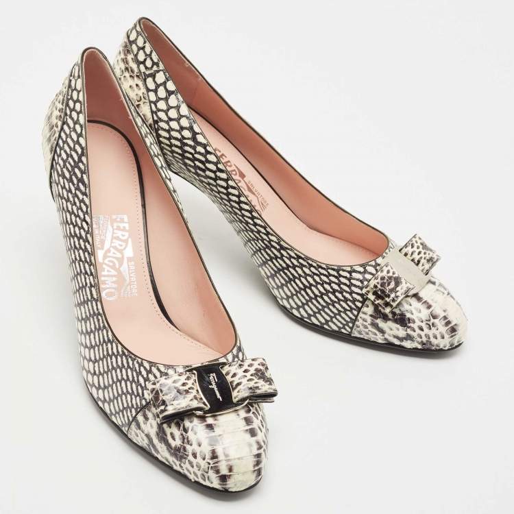 Pre Owned Salvatore Ferragamo Cream/Black Water Snakeskin Pumps Size 40.5