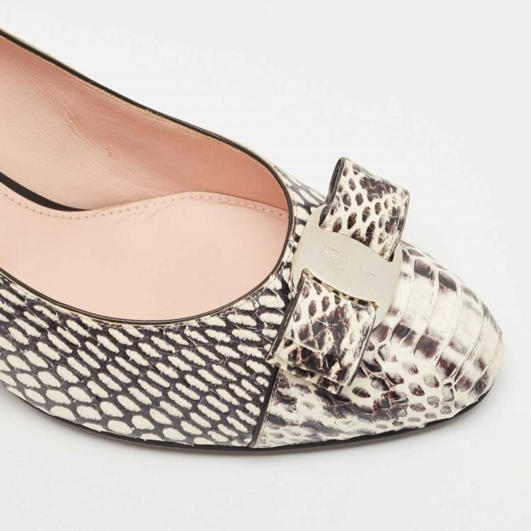 Pre Owned Salvatore Ferragamo Cream/Black Water Snakeskin Pumps Size 40.5