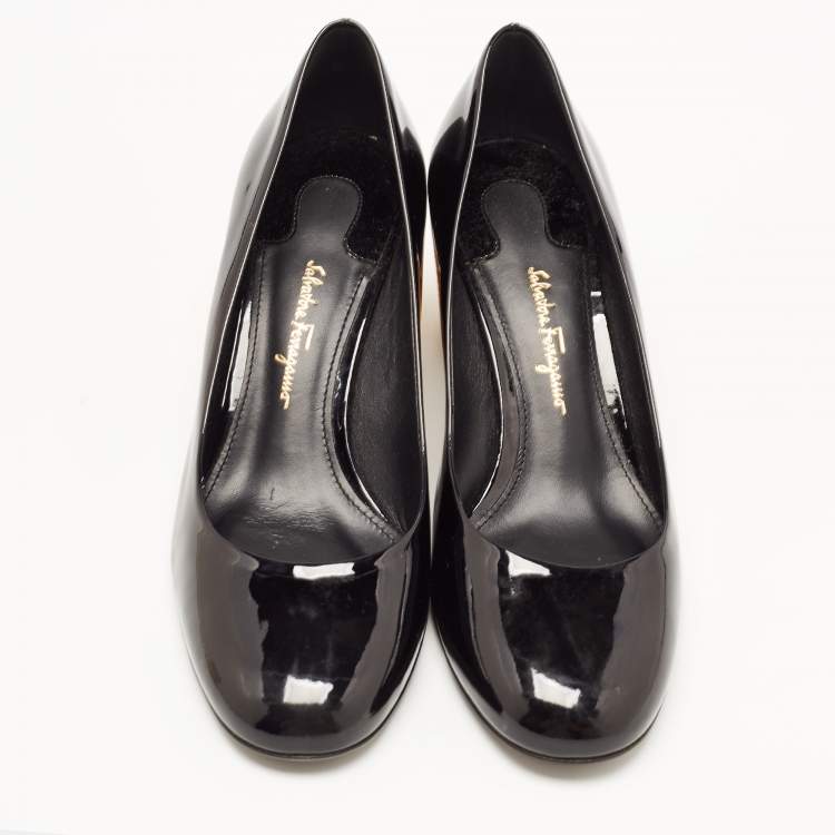 مملوكة مسبقًا Salvatore Ferragamo Black Patent Flower Heel Pumps Size 37