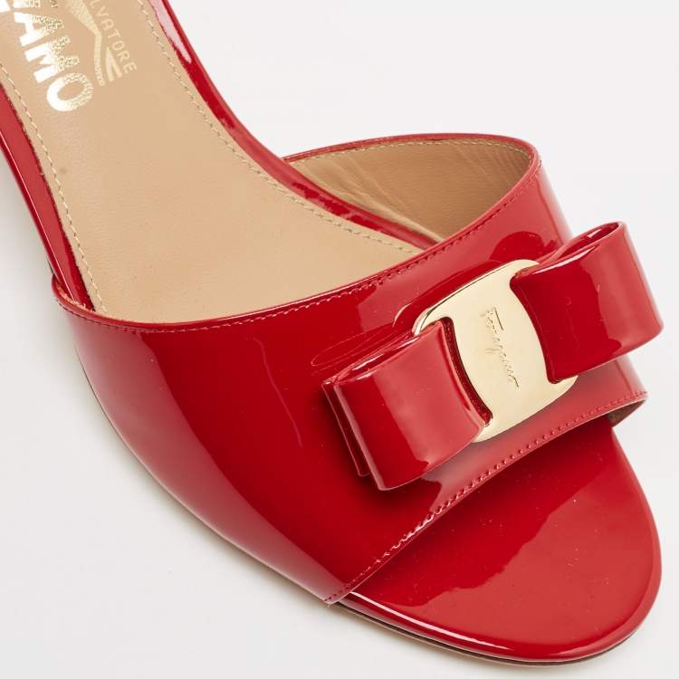 Pre Owned Salvatore Ferragamo Red Patent Vara Bow Wristwatch Slides Size 40