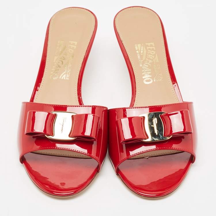 Pre Owned Salvatore Ferragamo Red Patent Vara Bow Wristwatch Slides Size 40