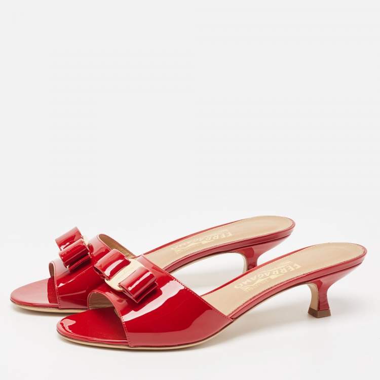Pre Owned Salvatore Ferragamo Red Patent Vara Bow Wristwatch Slides Size 40