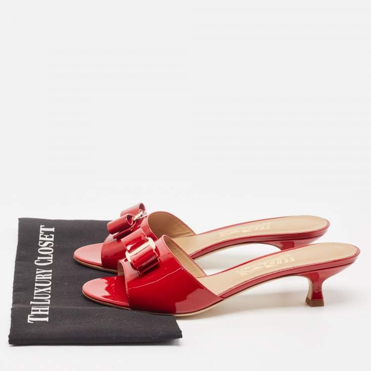 Pre Owned Salvatore Ferragamo Red Patent Vara Bow Wristwatch Slides Size 40