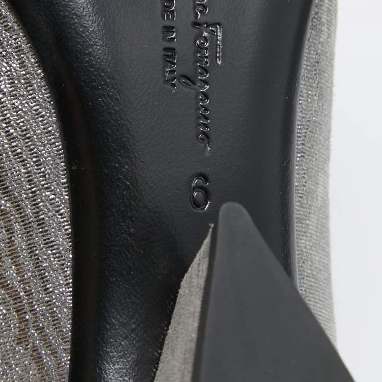 مملوكة مسبقًا Salvatore Ferragamo Silver Texture Suede Vara Bow Pumps Size 36.5