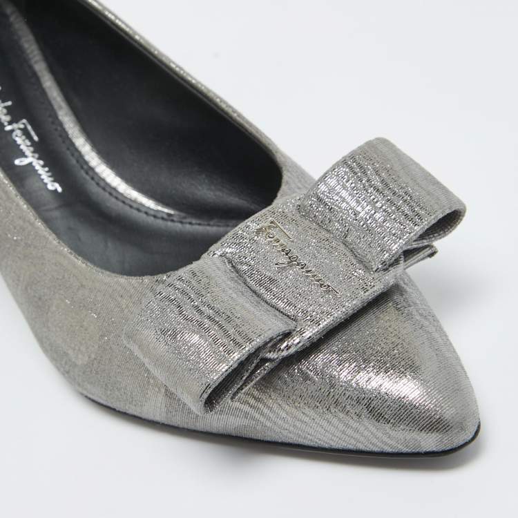 مملوكة مسبقًا Salvatore Ferragamo Silver Texture Suede Vara Bow Pumps Size 36.5